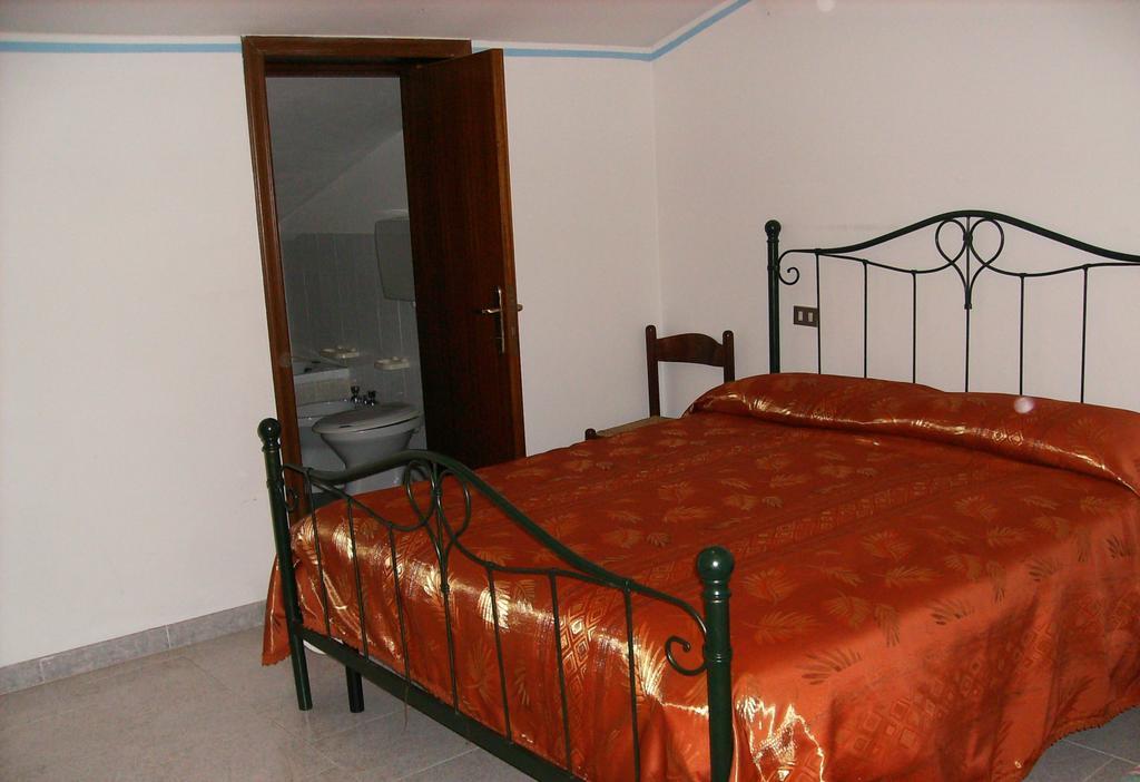 Отель Agriturismo Lu Formaggio Castelli Номер фото